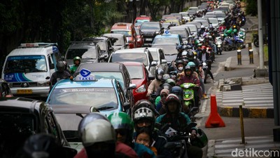 Lalin Jalan TB Simatupang Arah Ragunan Macet Gaes