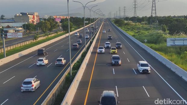 Lalu lintas di Tol Surabaya-Gempol saat arus balik Lebaran 2023.