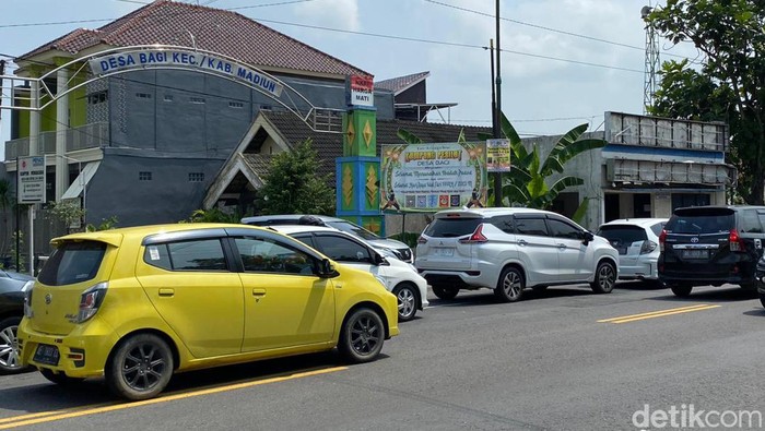 Lalu lintas padat di Simpang 4 Dumpil Madiun. Kepadatan berimbas pada lalu lintas di Gerbang Tol Madiun.
