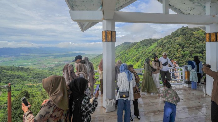 Pengunjung menikmati suasana di menara Bukit Khayangan, Sungai Penuh, Jambi, Minggu (23/4/2023). Tempat wisata yang berada di ketinggian 1.500 mdpl dengan panorama hamparan sawah, pemukiman dan Danau Kerinci itu menjadi salah satu pilihan warga untuk menikmati libur Lebaran 1444 H bersama keluarga. ANTARA FOTO/Wahdi Septiawan/nym.