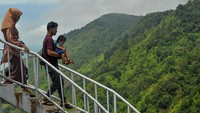 Pengunjung menuruni tangga menara Bukit Khayangan di Sungai Penuh, Jambi, Minggu (23/4/2023).