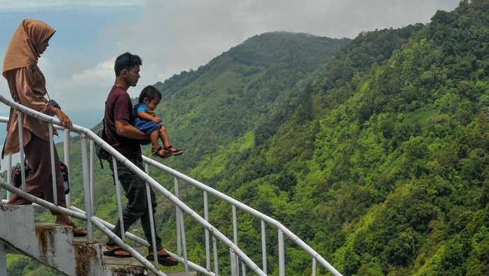 Pengunjung menikmati suasana di menara Bukit Khayangan, Sungai Penuh, Jambi, Minggu (23/4/2023). Tempat wisata yang berada di ketinggian 1.500 mdpl dengan panorama hamparan sawah, pemukiman dan Danau Kerinci itu menjadi salah satu pilihan warga untuk menikmati libur Lebaran 1444 H bersama keluarga. ANTARA FOTO/Wahdi Septiawan/nym.