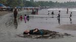 Asyiknya Libur Lebaran di Pantai Anyer