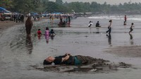 Objek wisata pantai yang menjadi salah satu destinasi wisata warga Banten dan Jakarta tersebut ramai dikunjungi wisatawan pada libur Lebaran.