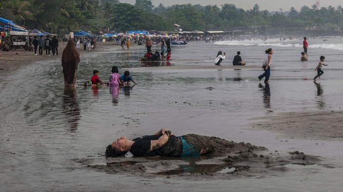 LIBUR LEBARAN DI PANTAI ANYER Dua anak bermain pasir di Pantai Anyer, Kabupaten Serang, Banten, Minggu (23/4/2023). Objek wisata pantai yang menjadi salah satu destinasi wisata warga Banten dan Jakarta tersebut ramai dikunjungi wisatawan pada hari kedua Lebaran 1444 H. ANTARA FOTO/Muhammad Bagus Khoirunas/nym.