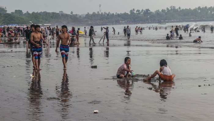 LIBUR LEBARAN DI PANTAI ANYER Dua anak bermain pasir di Pantai Anyer, Kabupaten Serang, Banten, Minggu (23/4/2023). Objek wisata pantai yang menjadi salah satu destinasi wisata warga Banten dan Jakarta tersebut ramai dikunjungi wisatawan pada hari kedua Lebaran 1444 H. ANTARA FOTO/Muhammad Bagus Khoirunas/nym.