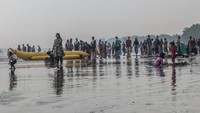 Wisatawan bermain air di Pantai Anyer, Kabupaten Serang, Banten, Minggu (23/4/2023).