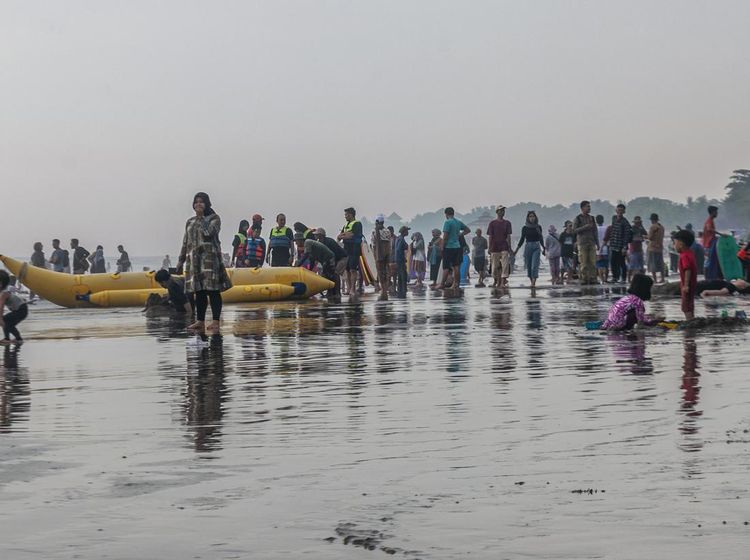 Asyiknya Libur Lebaran di Pantai Anyer
