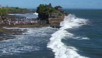 Pengelola Daya Tarik Wisata (DTW) Tanah Lot mencatat jumlah kunjungan wisatawan saat hari libur Idul Fitri 1444 H pada Sabtu (22/4) sebanyak 9.202 orang.