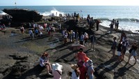 Tiap sudut kawasan Tanah Lot dipenuhi warga.