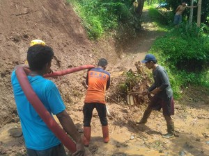 Longsor di Tasikmalaya Tutup Akses Jalan Dua Desa