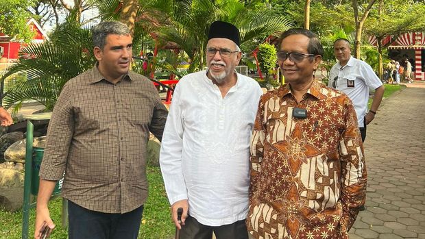 Mahfud MD saat berkunjung ke Jember Mini Zoo,