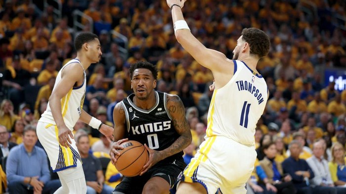 SAN FRANCISCO, CALIFORNIA - APRIL 23: Malik Monk #0 of the Sacramento Kings is guarded by Klay Thompson #11 of the Golden State Warriors during Game Four of the Western Conference First Round Playoffs at Chase Center on April 23, 2023 in San Francisco, California. NOTE TO USER: User expressly acknowledges and agrees that, by downloading and or using this photograph, User is consenting to the terms and conditions of the Getty Images License Agreement. (Photo by Ezra Shaw/Getty Images)