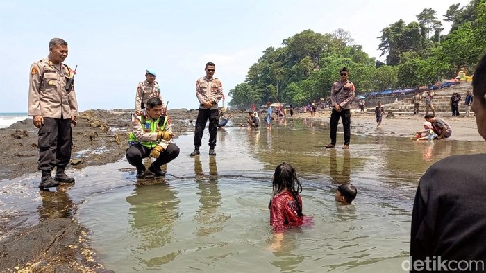 Masih banyak wisatawan membandel dengan berenang di area terlarang di pantai Sukabumi.