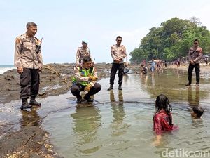 Ibu-Bapak Tolong Diperhatikan Benar, Banyak Anak Terseret Ombak di Pantai
