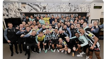 Sebuah perayaan punggawa dan staf usai membantai Hotspur di kandang sendiri, St. James Park, tadi malam. Foto: Twitter