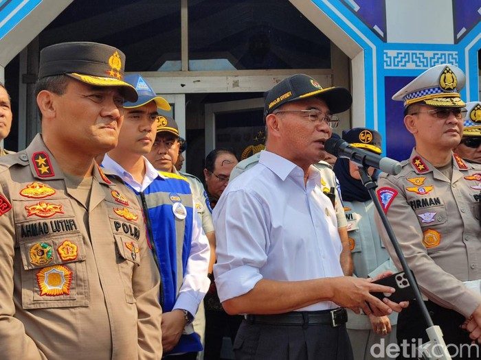 Menko PMK, Muhadjir Effendy (tengah) di Gerbang Tol Kalikangkung Semarang, Senin (24/4/2023).