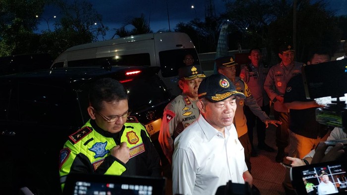Menteri Koordinator Bidang Pembangunan Manusia dan Kebudayaan (Menko PMK) Muhadjir Effendy meninjau langsung lalu lintas di Tol Jakarta-Cikampek arus balik Lebaran 2023. Muhadjir optimis arus balik akan lancar jika pengendara dapat tertib dan disiplin.