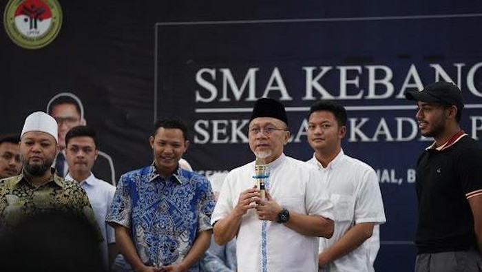 Menteri Perdagangan Zulkifli Hasan Membagikan Beasiswa di Lampung