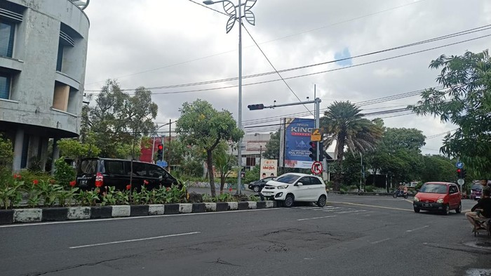 Mobil tabrak median jalan di Jalan Bung Tomo Surabaya