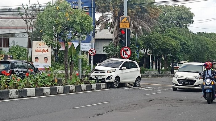 Mobil tabrak median jalan di Jalan Bung Tomo Surabaya