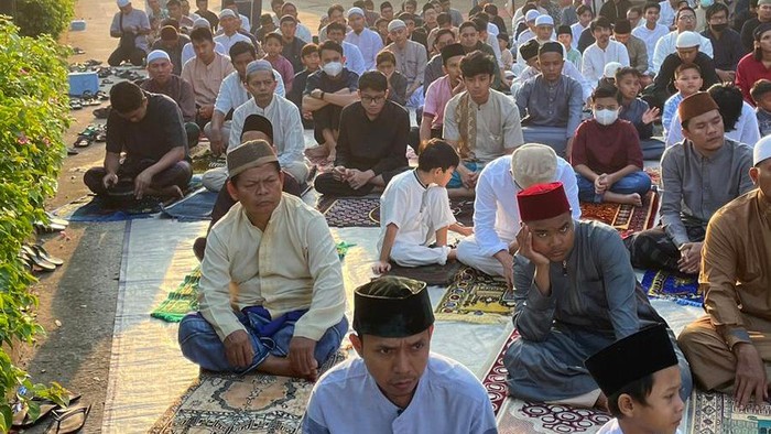 Momen Perayaan Salat Id Warga Parung Panjang Ratusan warga memadati pelaksanaan Sholat Idul Fitri 1444 H di Jalan Utama Perumahan Sentraland, Parung Panjang.