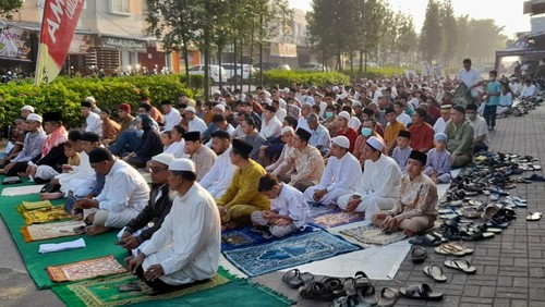 Ratusan warga memadati pelaksanaan Sholat Idul Fitri 1444 H di Jalan Utama Perumahan Sentraland, Parung Panjang.