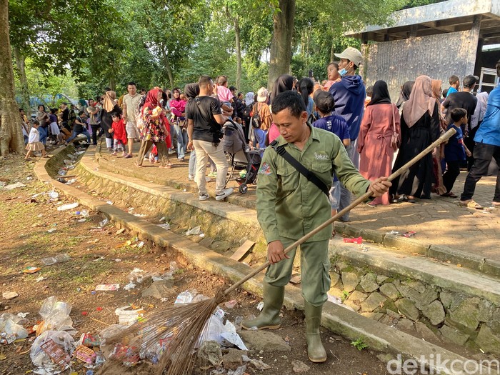 Mudik Lebaran Idul Fitri jadi momen yang dinantikan keluarga besar agar dapat berkumpul bersama di kampung halaman. Namun, Samino tak dapat menikmati momen itu. (Devi Puspitasari/detikcom)