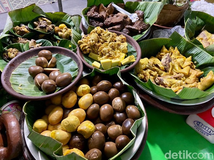 Nasi Liwet Yu Sani yang Gurih Mlekoh Ada di Solo Sejak 33 Tahun Lalu Nasi Liwet Yu Sani yang Gurih Mlekoh Ada di Solo Sejak 33 Tahun Lalu