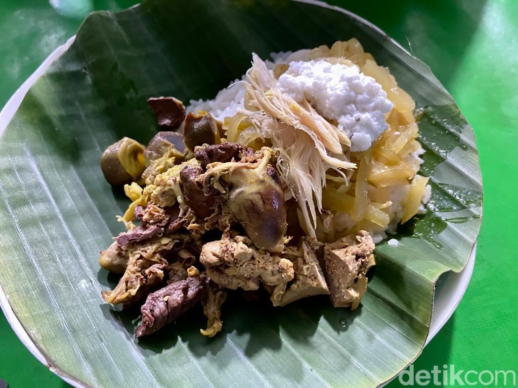 Nasi Liwet Yu Sani yang Gurih Mlekoh Ada di Solo Sejak 33 Tahun Lalu