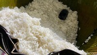 Nasi liwet merupakan nasi gurih yang dibuat bersama santan. Di sini, nasi liwetnya ditaruh dalam wadah besar berlapis daun pisang yang siap diambil saat pengunjung pesan. Foto: Andi Annisa DR/detikfood