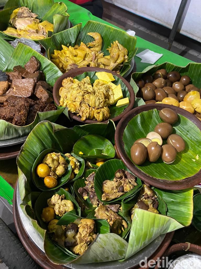 Nasi Liwet Yu Sani yang Gurih Mlekoh Ada di Solo Sejak 33 Tahun Lalu