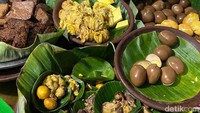 Dalam sehari, konon di gerai Jalan Veteran ini, nasi liwet bisa habis sebanyak 20 kilogram. Jumlah ini akan bertambah 2 kali lipat saat musim liburan, termasuk masa lebaran. Foto: Andi Annisa DR/detikfood 