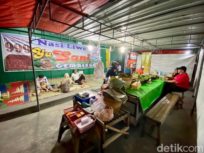 Nasi Liwet Yu Sani yang Gurih Mlekoh Ada di Solo Sejak 33 Tahun Lalu
