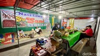 Nasi Liwet Yu Sani berada di Jalan Veteran, Gemblegan, Solo. Buka pada malam hari, peminatnya tak pernah sepi meski hanya dijajakan di warung kaki lima. Foto: Andi Annisa DR/detikfood