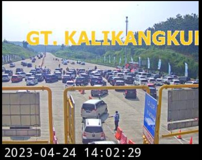One way untuk arus balik Lebaran Idul Fitri 2023 segera dimulai. Sejumlah kendaraan sudah mengantre di GT Kalikangkung, Jawa Tengah (Jateng). (dok Travoy)