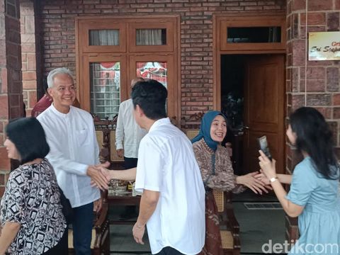 Open house Gubernur Jawa Tengah Ganjar Pranowo di kediamannya di RT 03 RW 02, Kelurahan/Kecamatan Tawangmangu, Kabupaten Karanganyar, Senin (24/3/2023).