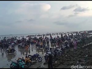 Duh, Ratusan Motor Terparkir Kurangi Keindahan Pantai Camplong