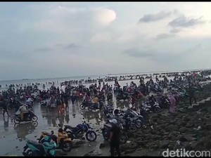 Duh, Ratusan Motor Terparkir Kurangi Keindahan Pantai Camplong