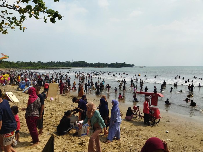 Pantai Carita diserbu wisatawan di libur Lebaran (Aris/detikcom)