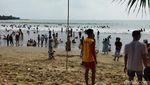 Potret Pantai Carita yang Dipenuhi Turis di Libur Lebaran Hari Ini