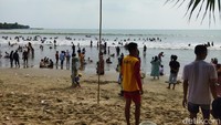 Balawista Banten, Deni menghimbau kepada para pengunjung agar bisa lebih waspada. Ia meminta kepada pengunjung agar jangan terlalu lengah ketika sedang berenang.