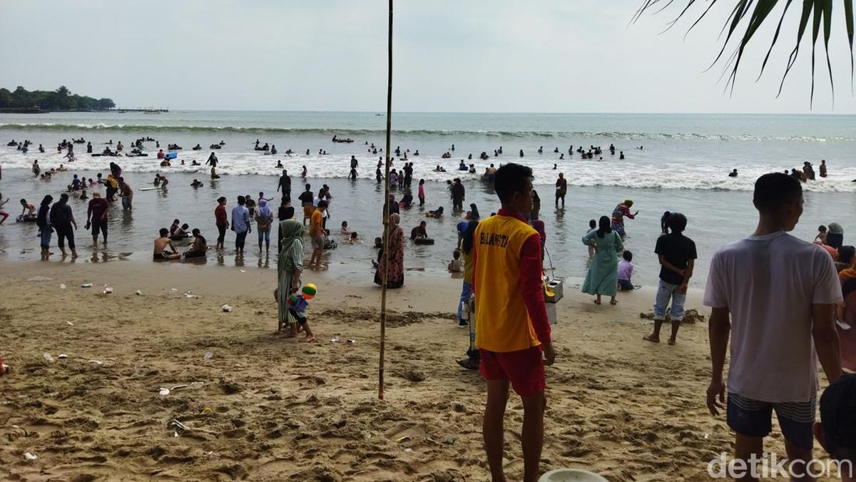 Pantai Carita Pandeglang Diserbu Wisatawan