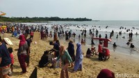 Pengunjung mengaku terjebak macet di perjalanan. Untuk menuju Pantai Carita ia membutuhkan waktu hampir satu jam lebih jika ditempuh dari Tangerang.