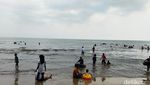 Potret Pantai Carita yang Dipenuhi Turis di Libur Lebaran Hari Ini