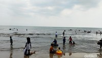 Kepada orang tua agar bisa mengawasi anak-anak agar jangan sampai terpisah di Pantai Carita Pandeglang.