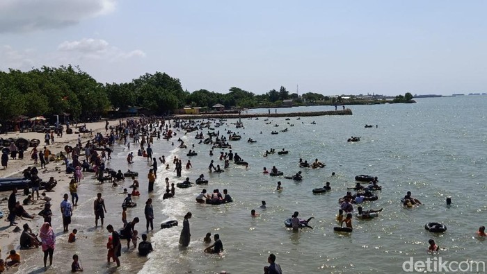 pantai delegan gresik