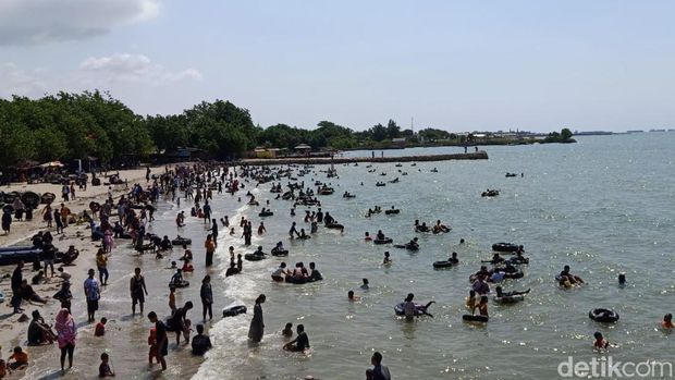 pantai delegan gresik