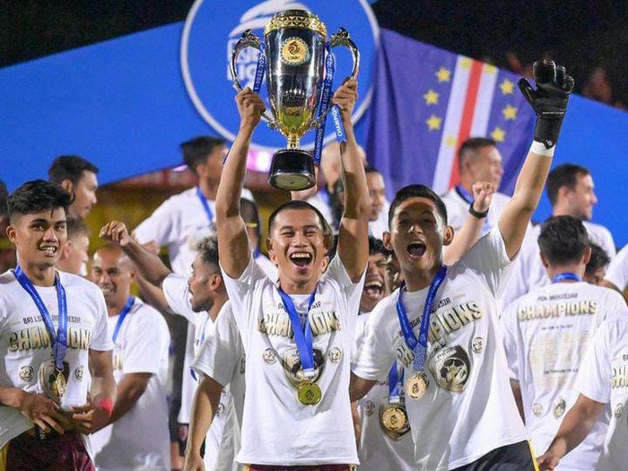 Pemain PSM Makassar Agung Mannan bersama Reza Arya Pratama.