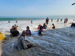 Libur Lebaran, Pengunjung Pantai Sayang Heulang Garut Naik 20%